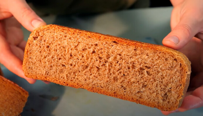 Блогер показал, как испечь хлеб на свечах, если нет газа и света