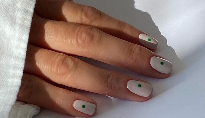 Топ-12 ідей мінімалістичного манікюру з точками, який не виходить із моди