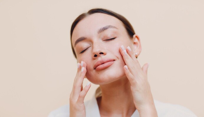 Експерт пояснив, чому взимку шкіра стає сухою та яка звичка цьому сприяє