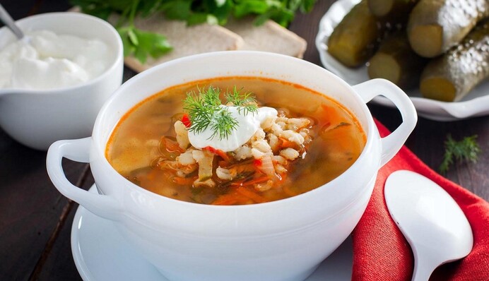 Як приготувати розсольник з перловкою і квашеними огірками: простий рецепт