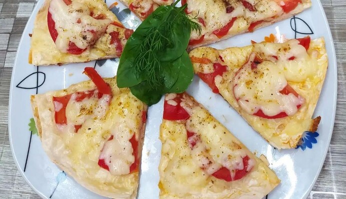 Як приготувати швидку піцу з лаваша на сковороді: простий рецепт