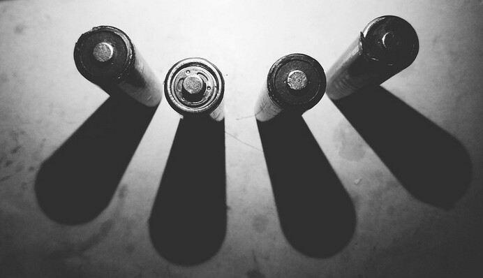 Працюватиме місяць: блогер показав, як зробити ліхтарик всього за 30 гривень