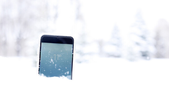 Чому телефон швидко розряджається на морозі та як цього уникнути: прості лайфхаки