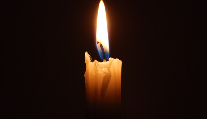 Что делать, если свеча капнула на одежду: быстрые лайфхаки, чтобы избавиться от пятна