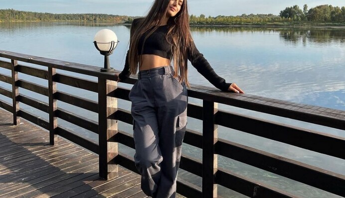 Зірки у захваті від цього фасону штанів, і у 2023 році він буде у тренді: фото