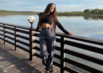 Зірки у захваті від цього фасону штанів, і у 2023 році він буде у тренді: фото