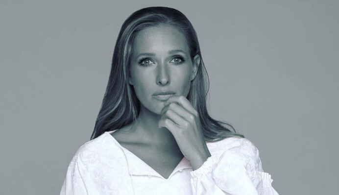 Катя Осадчая в дизайнерской вышиванке поздравила тезок с днем ангела Екатерины: фото