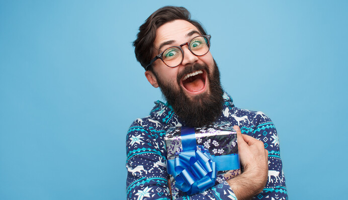 Как выбрать подарок мужчине на Новый год 2023: топ-7 полезных вариантов