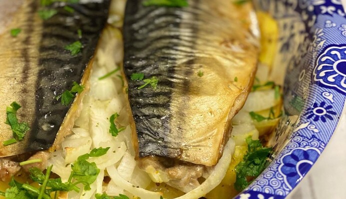 Как приготовить запеченную скумбрию на подушке из картофеля: простой рецепт на Новый год