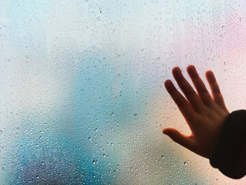 Експерт з клінінгу поділилася лайфхаком проти конденсату на вікнах