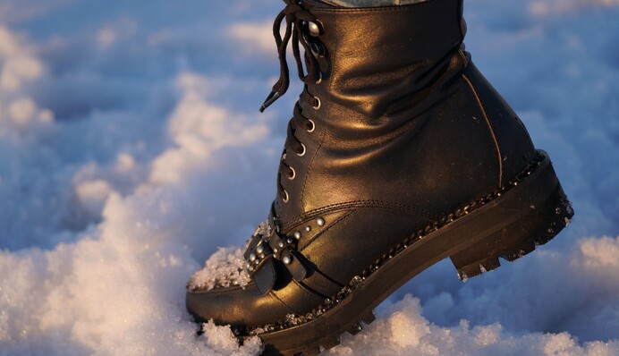Какая подошва не будет скользить по льду: лучшие материалы и советы на зиму