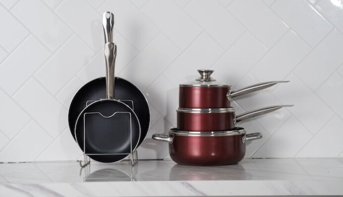 Що робити, якщо їжа пригоріла в каструлі: 5 підручних засобів, які вирішать проблему