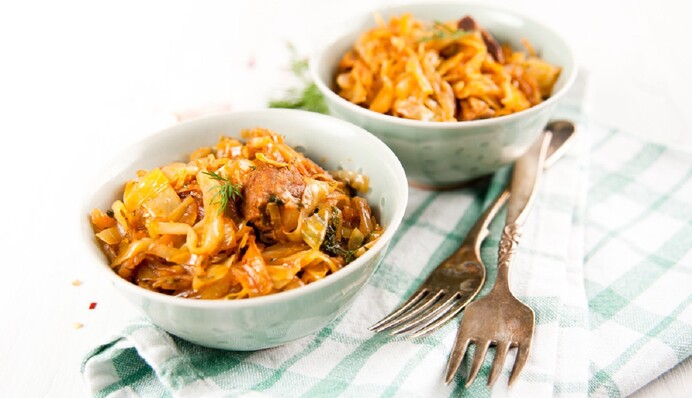 Як приготувати тушковану капусту з м'ясом: простий рецепт на сковороді