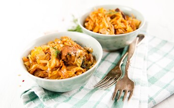 Як приготувати тушковану капусту з м'ясом: простий рецепт на сковороді