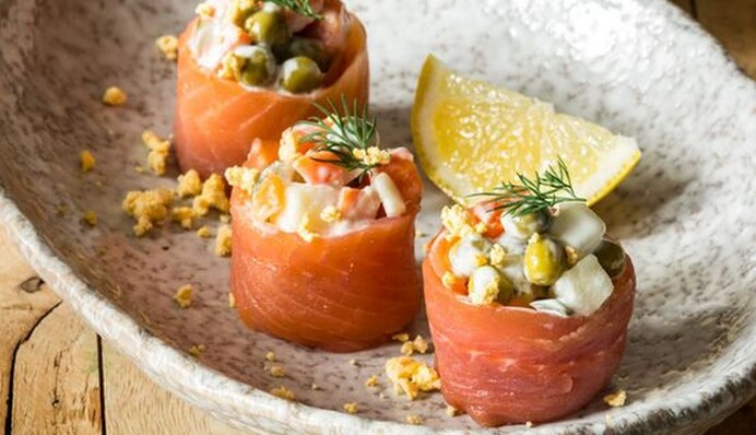 Как приготовить салат оливье в рулете: рецепт на Новый год-2023