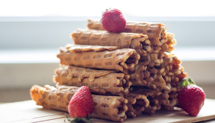 Вафельница не нужна: как приготовить трубочки со сгущенкой на сковороде