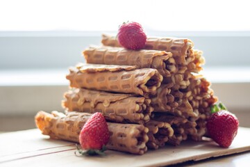 Вафельница не нужна: как приготовить трубочки со сгущенкой на сковороде