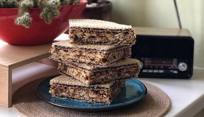 Ничего не нужно выпекать: рецепт вафельного торта с орехами и сгущенкой
