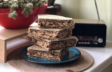 Нічого не треба випікати: рецепт вафельного торта з горіхами і згущеним молоком