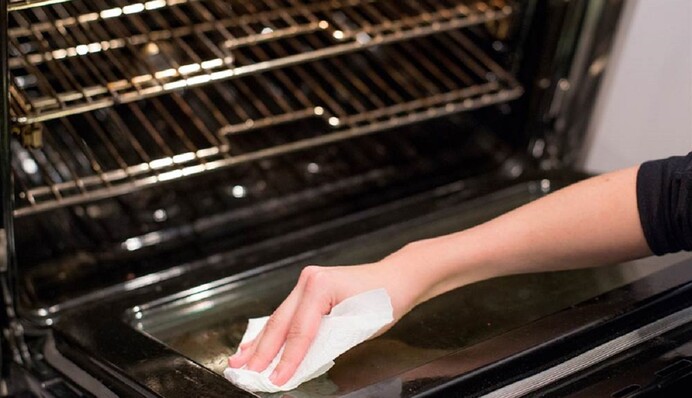 Як почистити духовку від жиру за 5 хвилин: лайфхак із содою