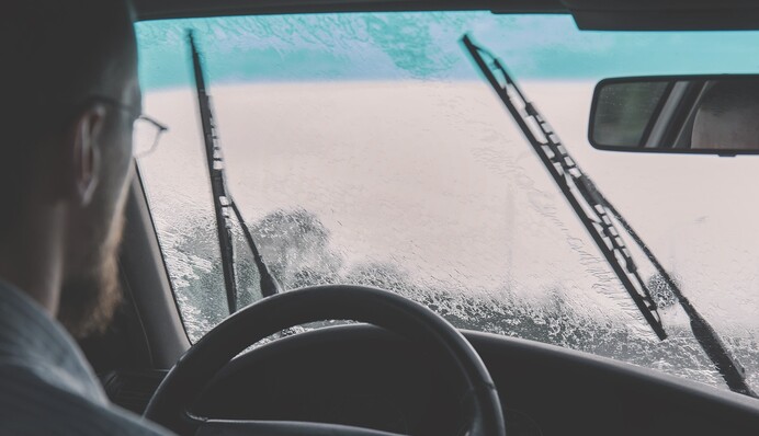 Чем протирать лобовое стекло автомобиля, чтобы оно не запотевало: простой лайфхак