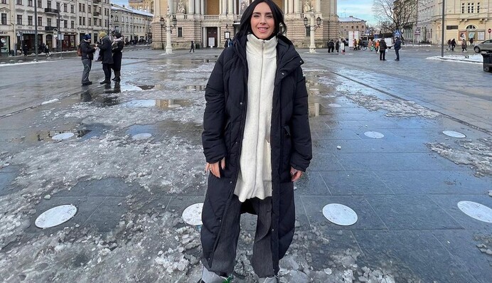 Широкі джинси і довгий пуховик: Джамала показала зимові тренди 2023 року