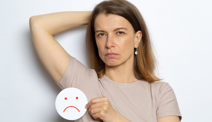 Чим обробити одяг, щоб від запаху поту під пахвами не залишилося і сліду