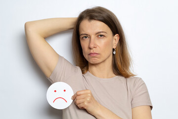 Чим обробити одяг, щоб від запаху поту під пахвами не залишилося і сліду