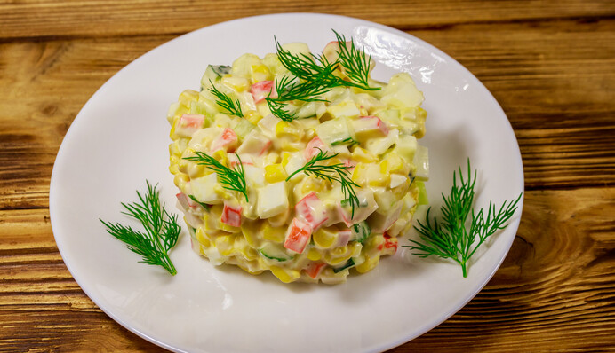 Як приготувати крабовий салат по-новому: простий рецепт на Новий рік