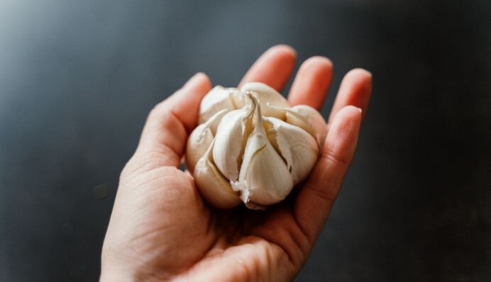 Як швидко почистити часник від лушпиння: топ-5 кулінарних лайфхаків