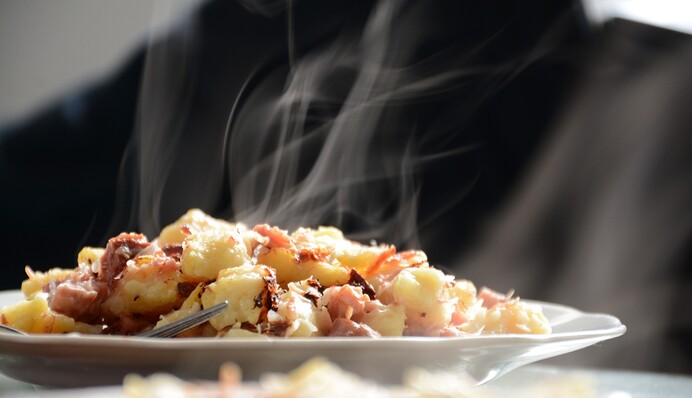 Бабусин метод, який допоможе зберегти їжу теплою без термоса і підігріву