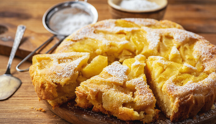 Як приготувати яблучну шарлотку на сирному тісті: простий рецепт