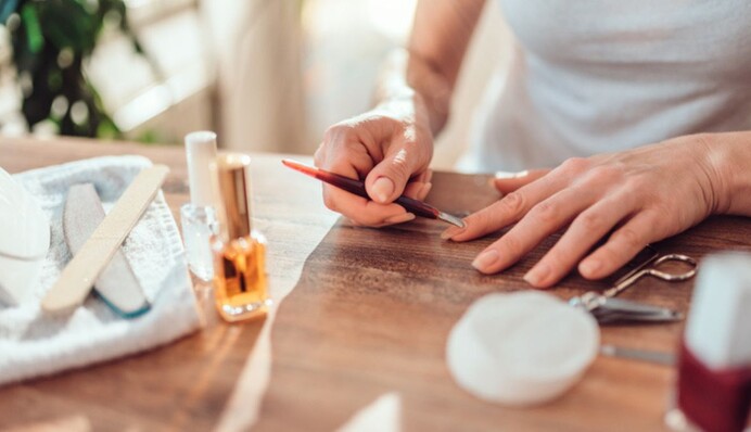 Как самостоятельно стереть с ногтей гель-лак: 6 простых шагов