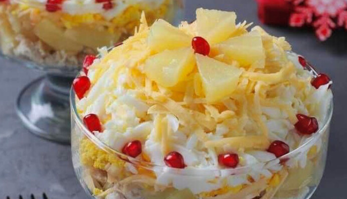 Як приготувати на Новий рік салат з куркою і ананасом: простий рецепт