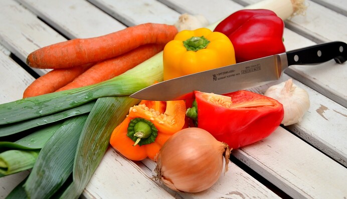 Як швидко заточити лезо ножа підручними засобами: топ-5 лайфхаків