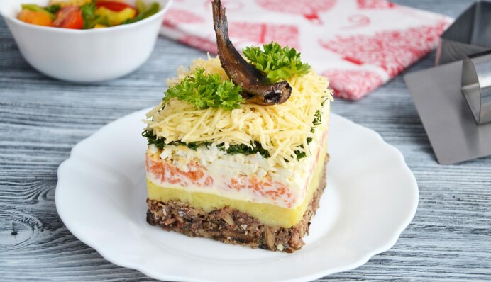 На заміну Мімозі: як приготувати на Новий рік смачний салат зі шпротами