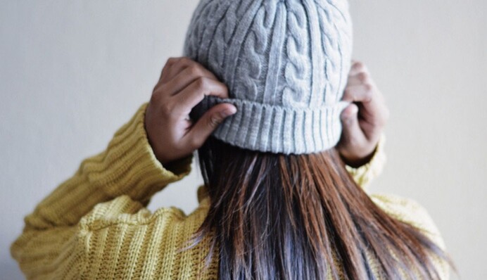 Чем обработать шапку и шарф, чтобы волосы не электризовались