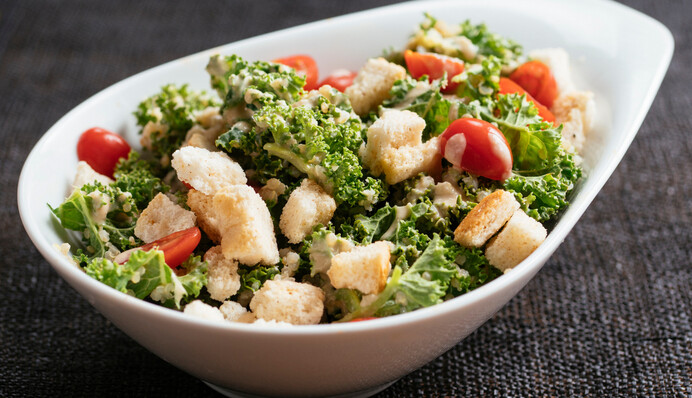 Как приготовить салат Цезарь с простой заправкой без анчоусов: рецепт на Новый год