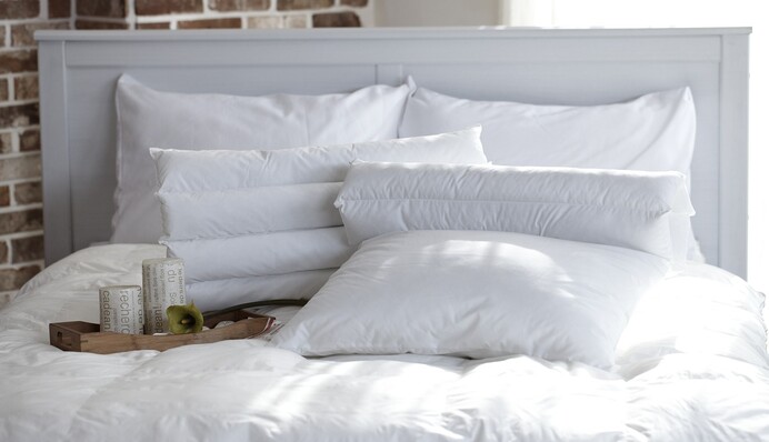 Як освіжити подушку, яка пожовтіла або неприємно пахне: прості лайфхаки