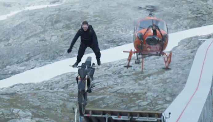 60-летний Том Круз показал, как выполняет смертельно опасные трюки для нового фильма