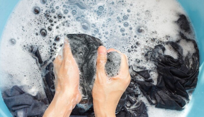 Найдутся в каждом доме: два народных средства, которые защитят черную одежду от потери цвета