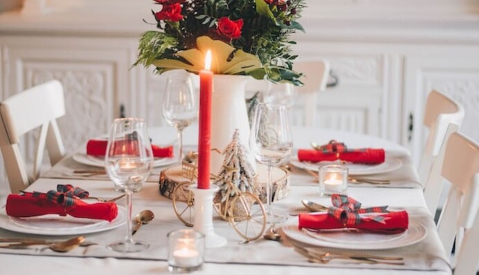 Как отстирать старые пятна на скатерти: полезные лайфхаки перед Новым годом
