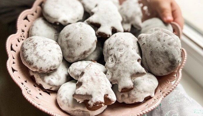 Как приготовить шоколадные пряники в белой глазури: простой рецепт