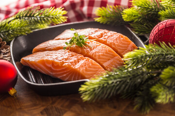 Как самостоятельно засолить красную рыбу к Новому году: простой рецепт