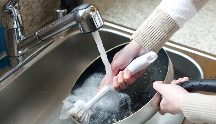 Чому не можна зливати олію у мийку: правило, яке варто знати