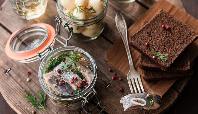 Как приготовить вкусную заправку для селедки: простой рецепт на праздничный стол