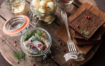 Як приготувати смачну заправку для оселедця: простий рецепт на святковий стіл