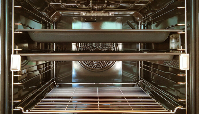 Як відмити пригоріле деко від липкого жиру: швидкі лайфхаки