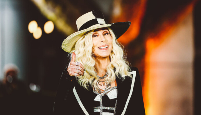 Лучший юмор: певица Шер показала елочную игрушку с Путиным, которую оценит каждый украинец