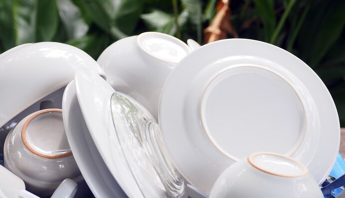 Залейте грязную посуду этим раствором, и застывший жир отмоется в считанные минуты